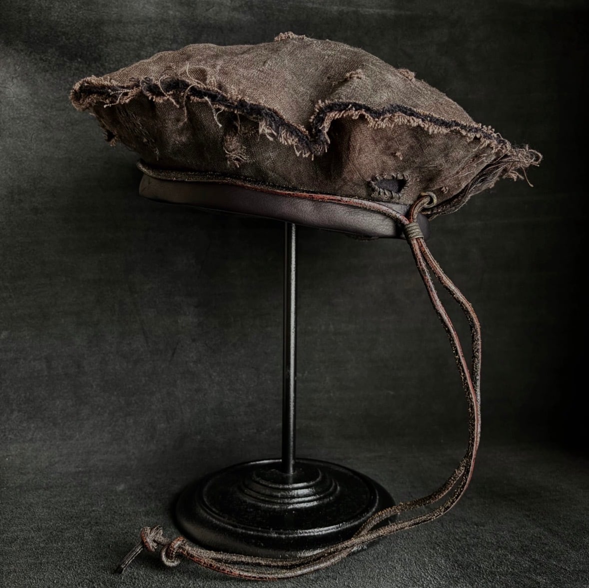 TRIANGES HAT | Uneven dyeing damage brown linen leather strap beret