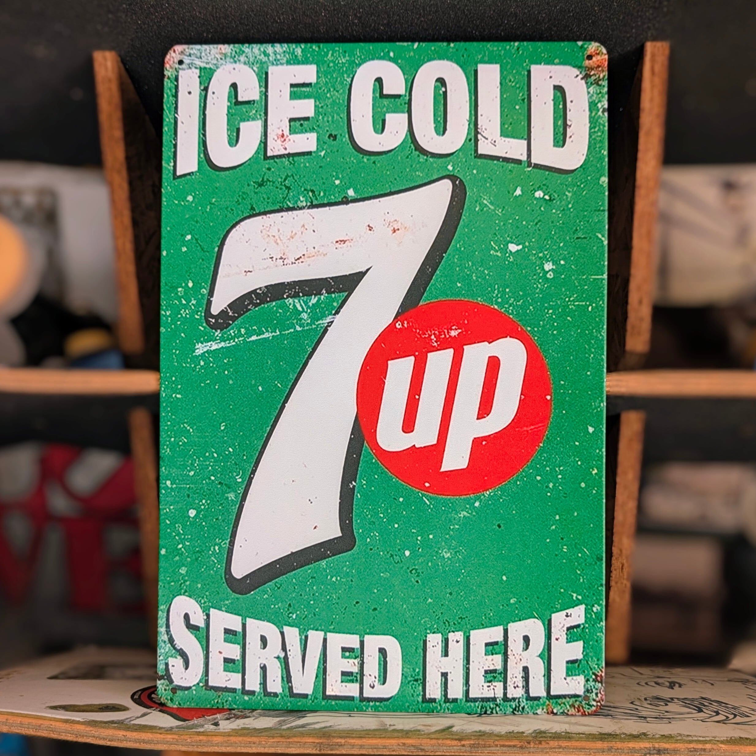 送料無料!ちょうどいいブリキ看板 【 7UP ( セブンアップ ) 】 METAL SIGN / メタルサイン / ブリキ看板 / サインボード / ビンテージ加工〚アメリカン雑貨 アメトイ〛