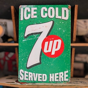 送料無料!ちょうどいいブリキ看板 【 7UP ( セブンアップ ) 】 METAL SIGN / メタルサイン / ブリキ看板 / サインボード / ビンテージ加工〚アメリカン雑貨 アメトイ〛