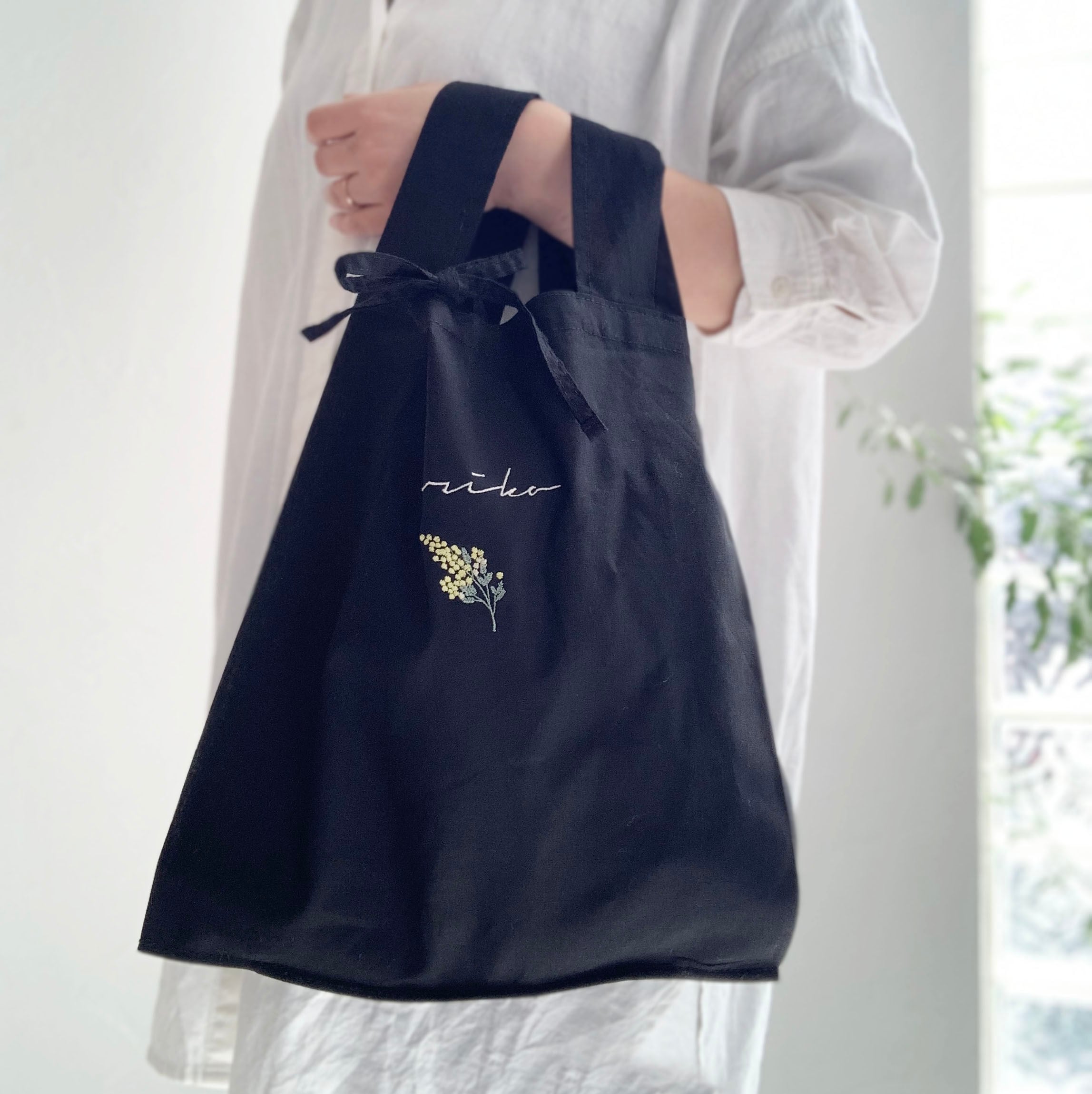 名入れ】ミモザ刺繍 コットンバッグ （ブラック） | 刺繍屋 emeco