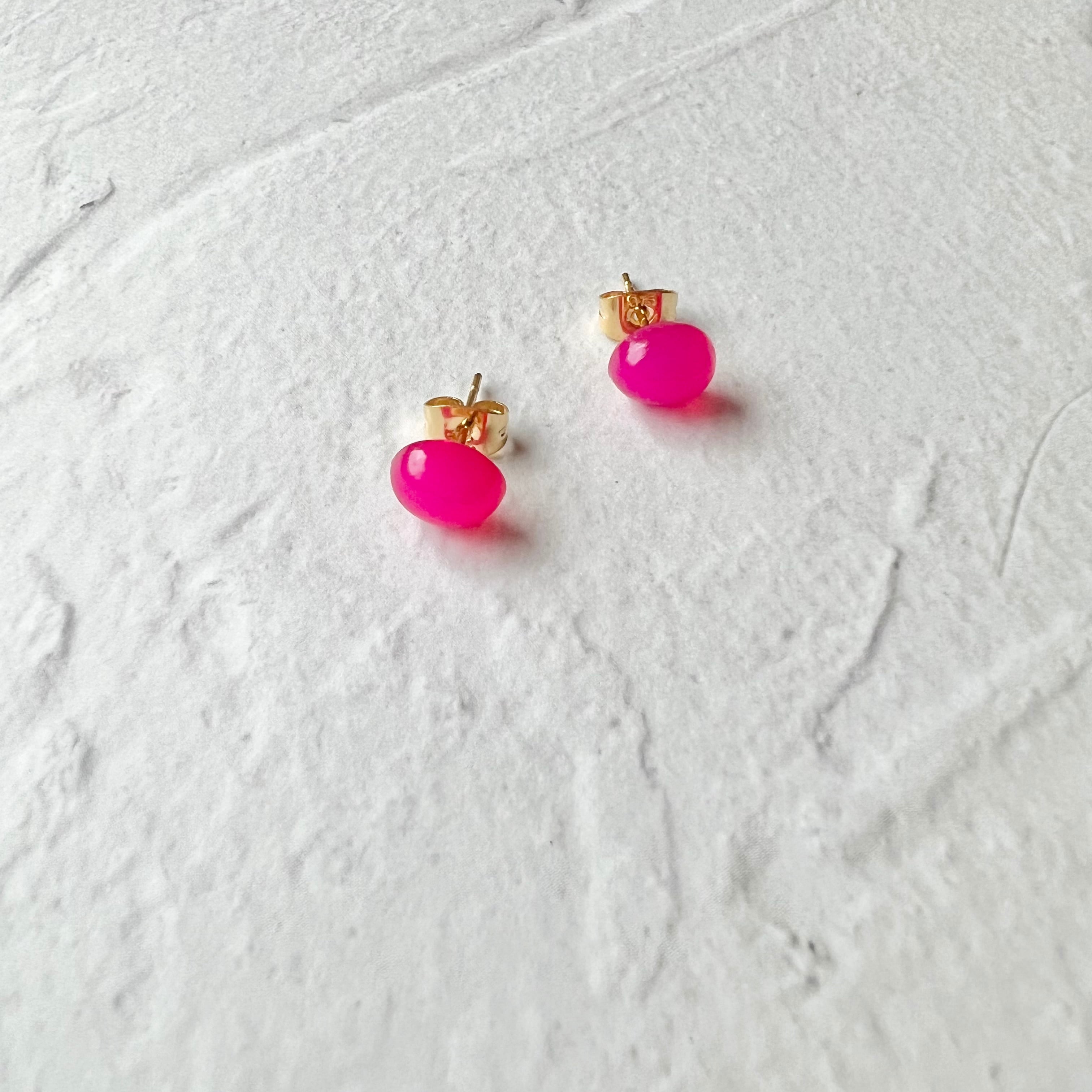 TVドラマ着用 //フューシャピンクカルセドニーミニカボションピアス