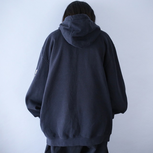 "Carhartt" sleeve logo printed over silhouette black sweat parka