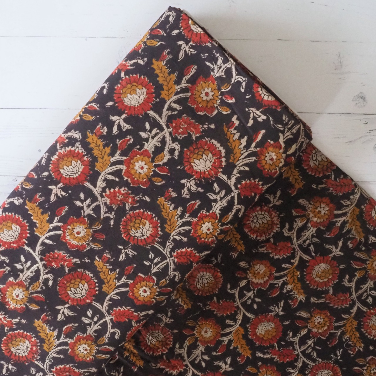 ブロックプリント生地【50cm単位】インド綿  花柄 黒×赤×黄土色 #43210-BK1