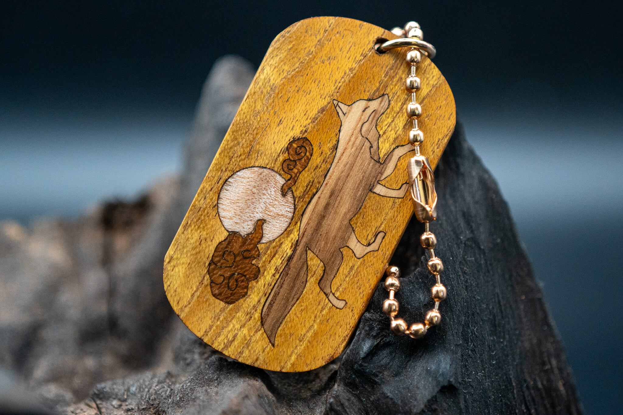 【黄金の木】 御蔵島 金桑 ドッグタグ 象嵌 十五夜きつね