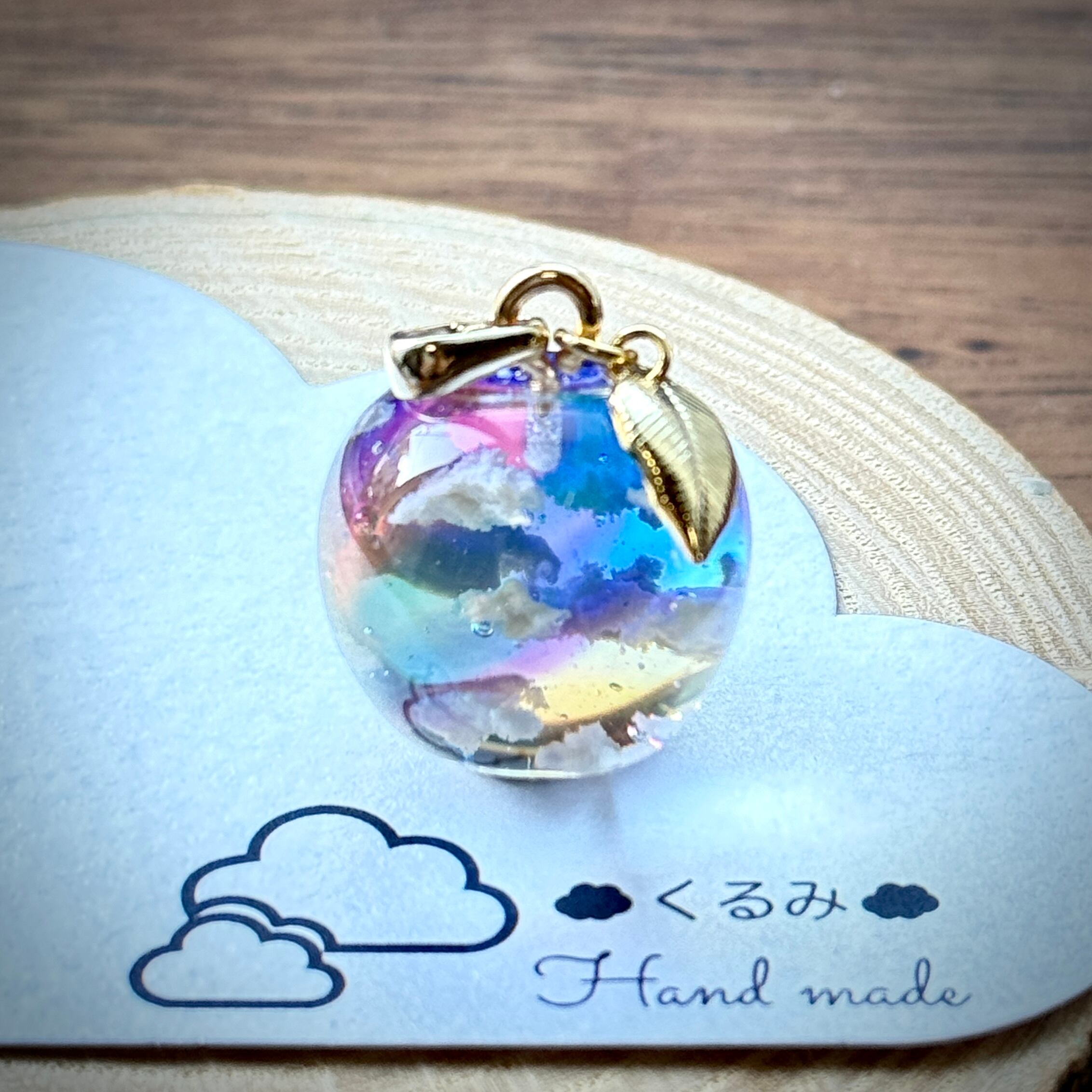 雲&空ペンダント りんご型 夕空にかかる虹 G