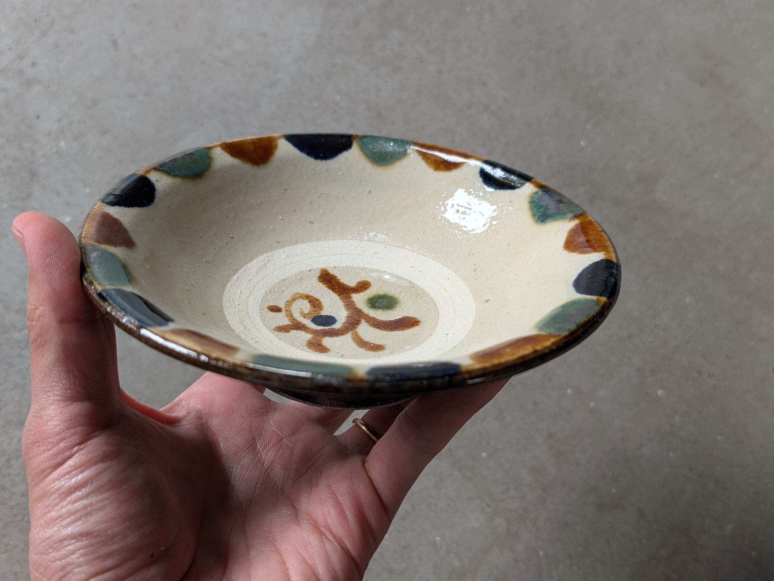 やちむん 5寸皿（フチ点・2色） | 勝窯 | inoya | Basic Life Store