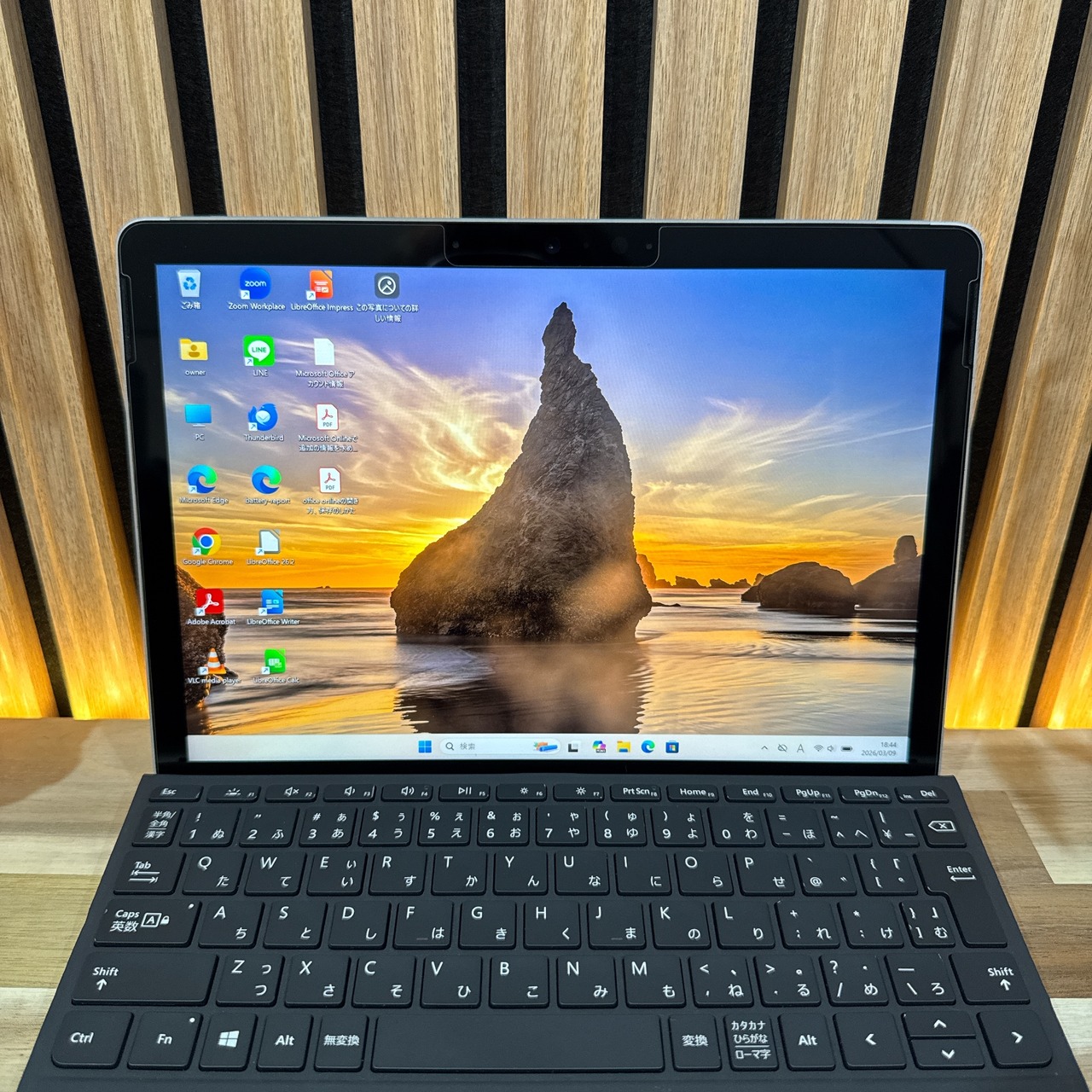\ 公式ショップ限定価格❣️/ 準美品《2in1モデル》Surface Go 2 プラチナ メモリ4GB eMMC64GB Pentium 人気ノートパソコン 安心サポート&3ヶ月保証付き