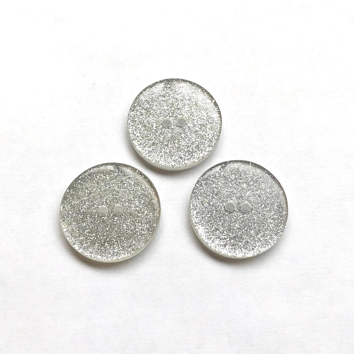 再入荷〉ラメシルバーの2つ穴ボタンM（25mm） | Dua-アクセサリー