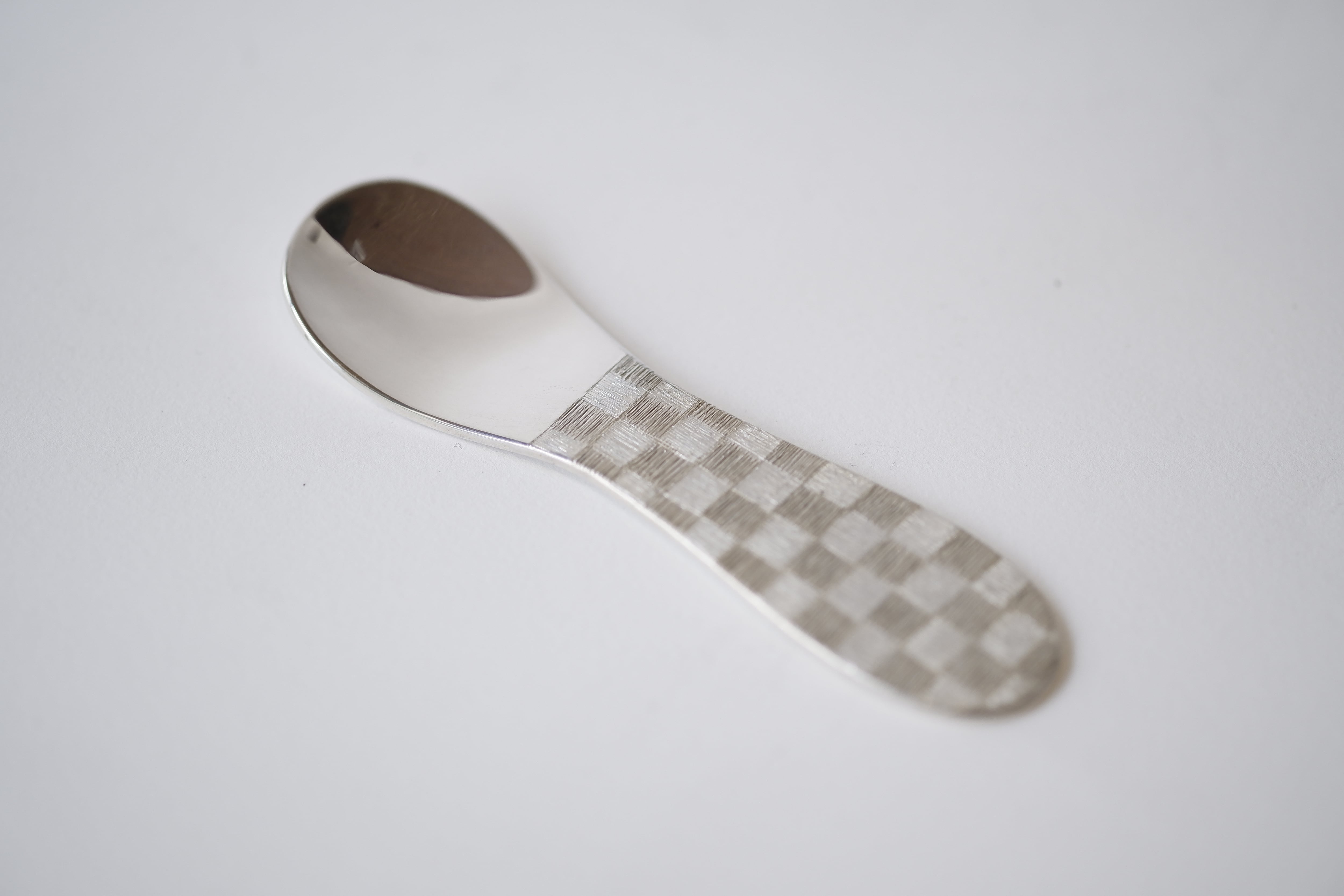 大人気！ギフトにも最適！／純銀鎚目・ピュアシルバーアイススプーン