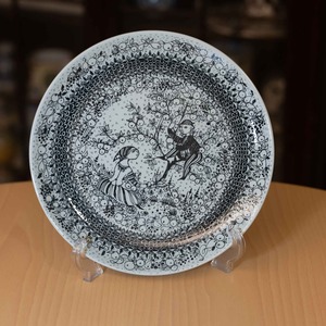 Nymølle（ニモール）窯 デンマーク　ビョルン・ヴィンブラッド（Bjørn Wiinblad）デザイン　四季（The Seasons）シリーズの飾りプレート（秋）サイズL