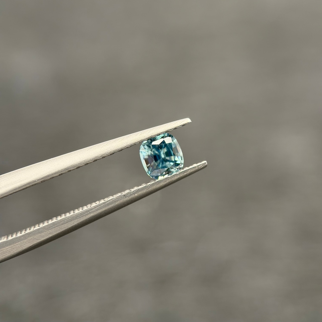 カラーチェンジジルコン 4.2x3.9mm, 0.43ct, ミャンマー産