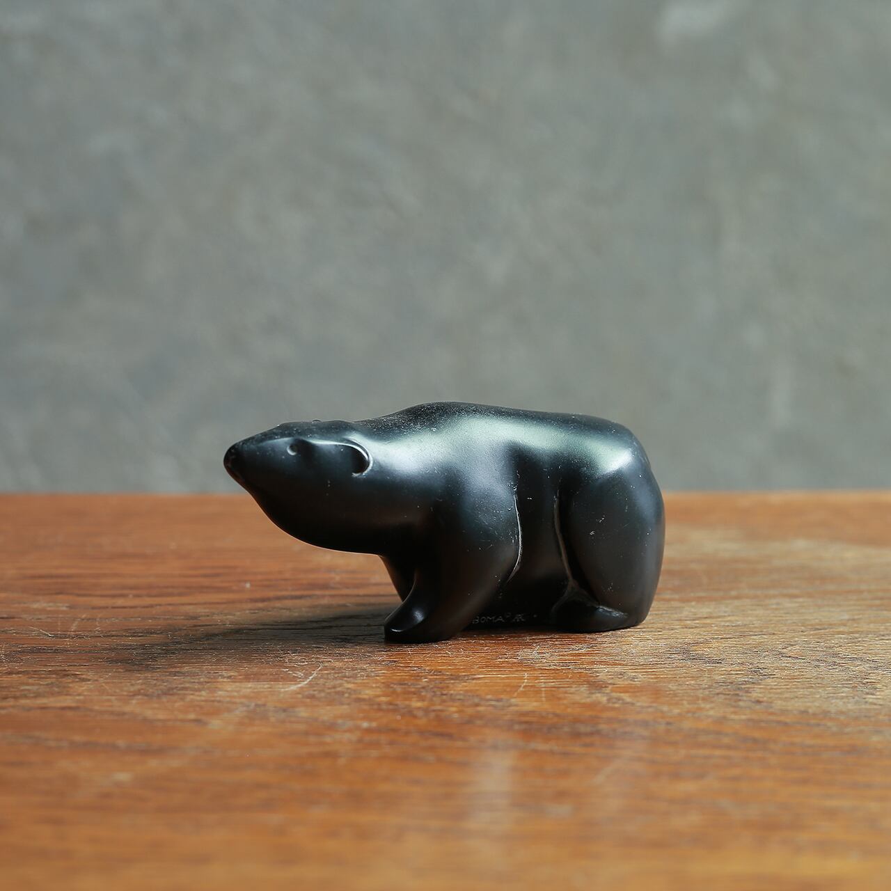 カナダから届いた、何かを見つめる石のクマ | 木と、輝と。| 一点もの