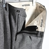 INTERIM / INDIA WOOL CLASSIC HERRINGBONE WITH LEATHER PIPING 2-TUCK STRAIGHT SLACKS