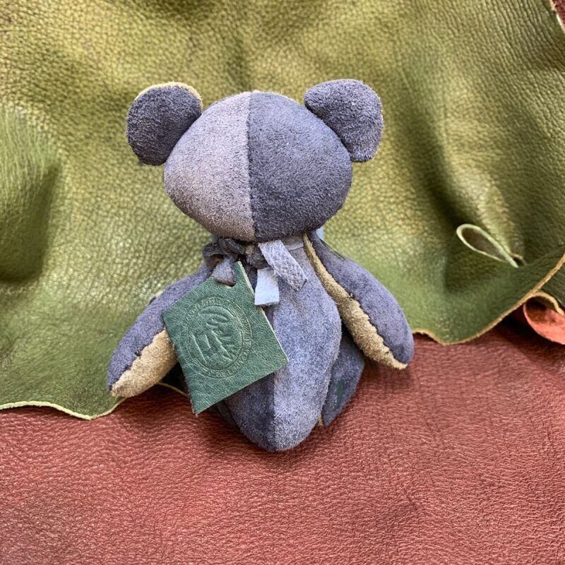 ピッグスウェード★端革を使ってアップサイクル「ベルズベアブルーシック系」写真の1点販売です　