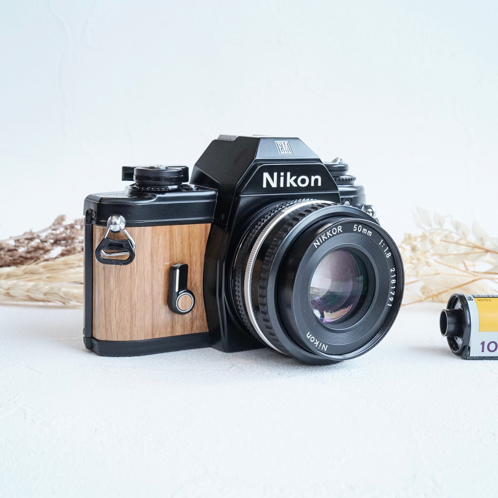 Nikon EM 元箱付き 美品 American Cherry アメリカンチェリー Nikon EM | Macha Cameras