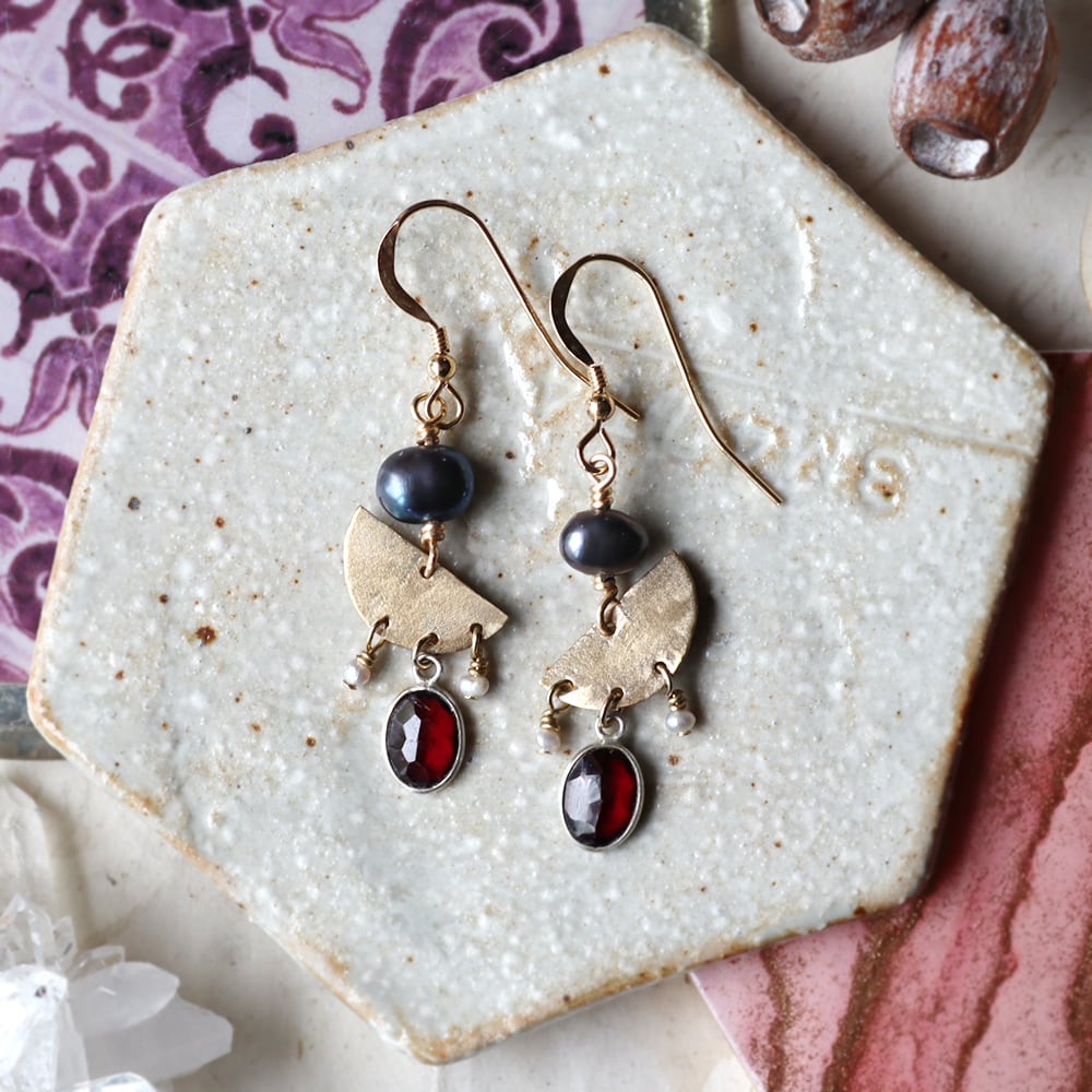 【一点物】ブラックパールとガーネットの真鍮半月ピアス