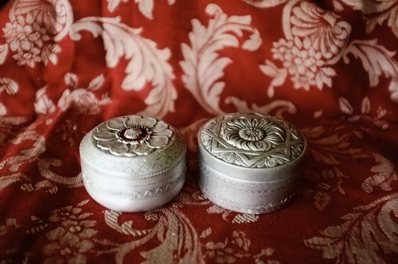 1900s フランス  ルージュの花芯とアネモネとアルミパウダーケース アンティーク