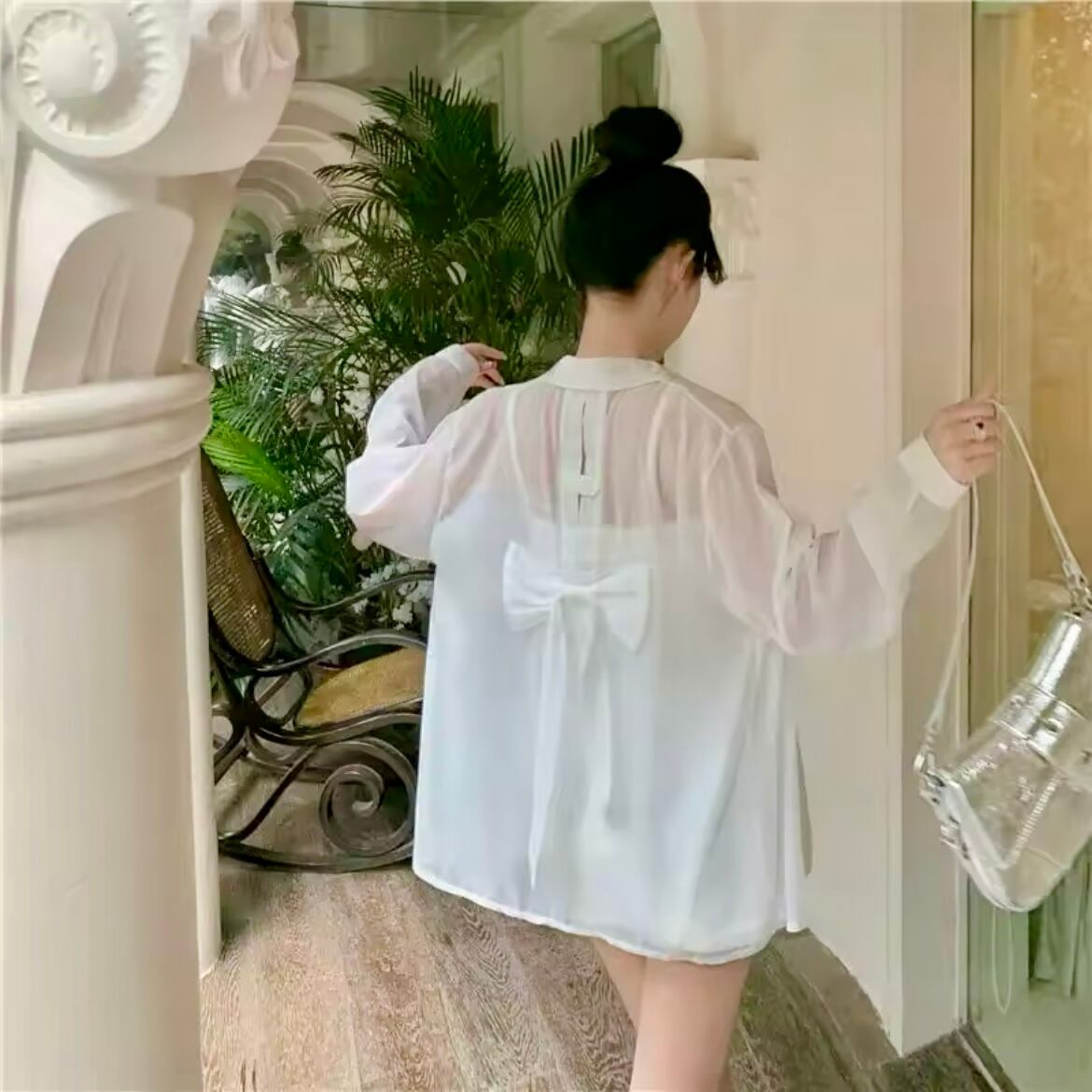 バックリボンシアーシャツ