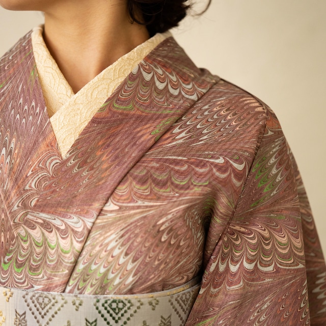 「赤い葡萄畑」ピーコック崩し柄〜洗えるきもの（シルジェリー格子柄）〜