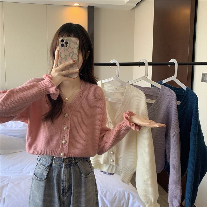 トップス レディース ニット セーター カーディガン ショート ショート丈 長袖 Vネック パールボタン ぬけ感 かわいい 大人可愛い きれいめ カジュアル 上品 おしゃれ お洒落 ラブリー キュート ガーリー 主役級 存在感 フェミニン 秋 冬 10代 20代 30代 40代 学生 通学 デート お出かけ 女子会 休日 着回し 普段使い 韓国 韓国系 送料無料 ファッション コーデ スタイル モテ 体型カバー トレンド 流行 インスタ映え フリーサイズ ホワイト ピンク パープル ブルー