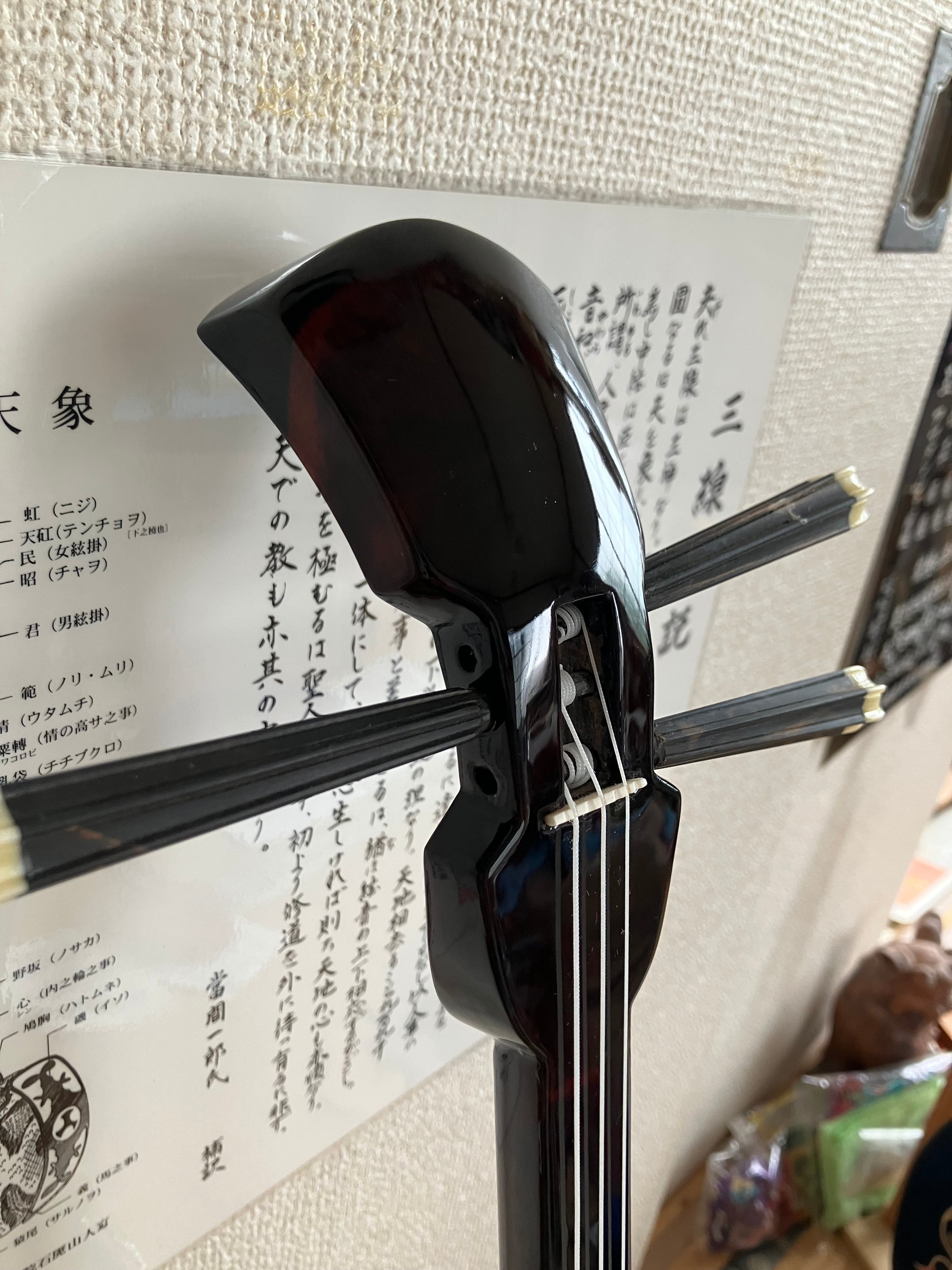 匠 工芸士仲嶺盛文作上級黒檀マカビ型スンチ仕上げ黄本皮 | クオレ三線
