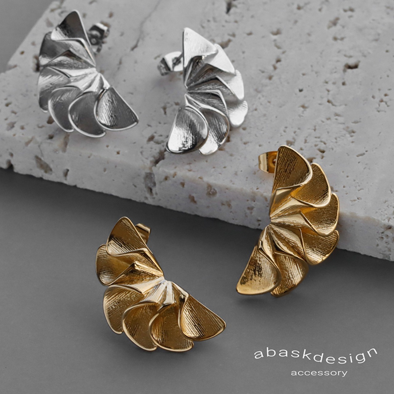 【ネコポス便】金属アレルギー対応 レイヤードフリルピアス 2431