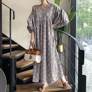 ワンピース ロング 送料無料 2色 フレア Vネック パフスリーブ バルーンスリーブ 半袖 襟なし パフスリーブ 袖あり ビッグシルエット オーバーサイズ ペイズリー Aライン かわいい 大人可愛い 大人 上品 おしゃれ お洒落 大人可愛い 大人女子 ラブリー キュート ガーリー 主役級 存在感 とろみ感 オフホワイト ベージュ 無地 春 夏 10代 20代 30代学生 デート お出かけ 女子会 休日 パーティー イベント リゾート トレンド 流行