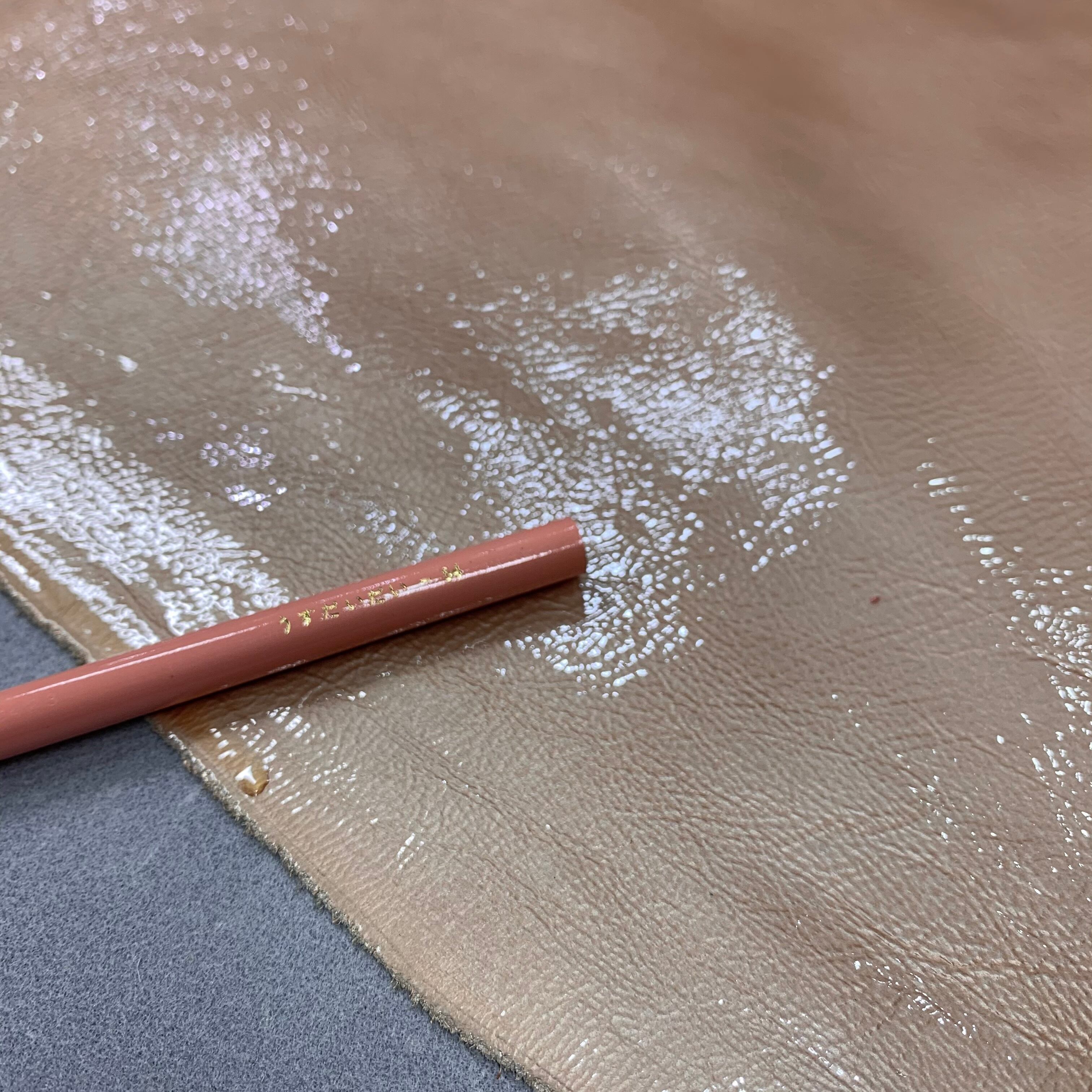 ☆[半裁]牛革 シェブロン加工【うすだいだい】【サイズ：約200ds以上