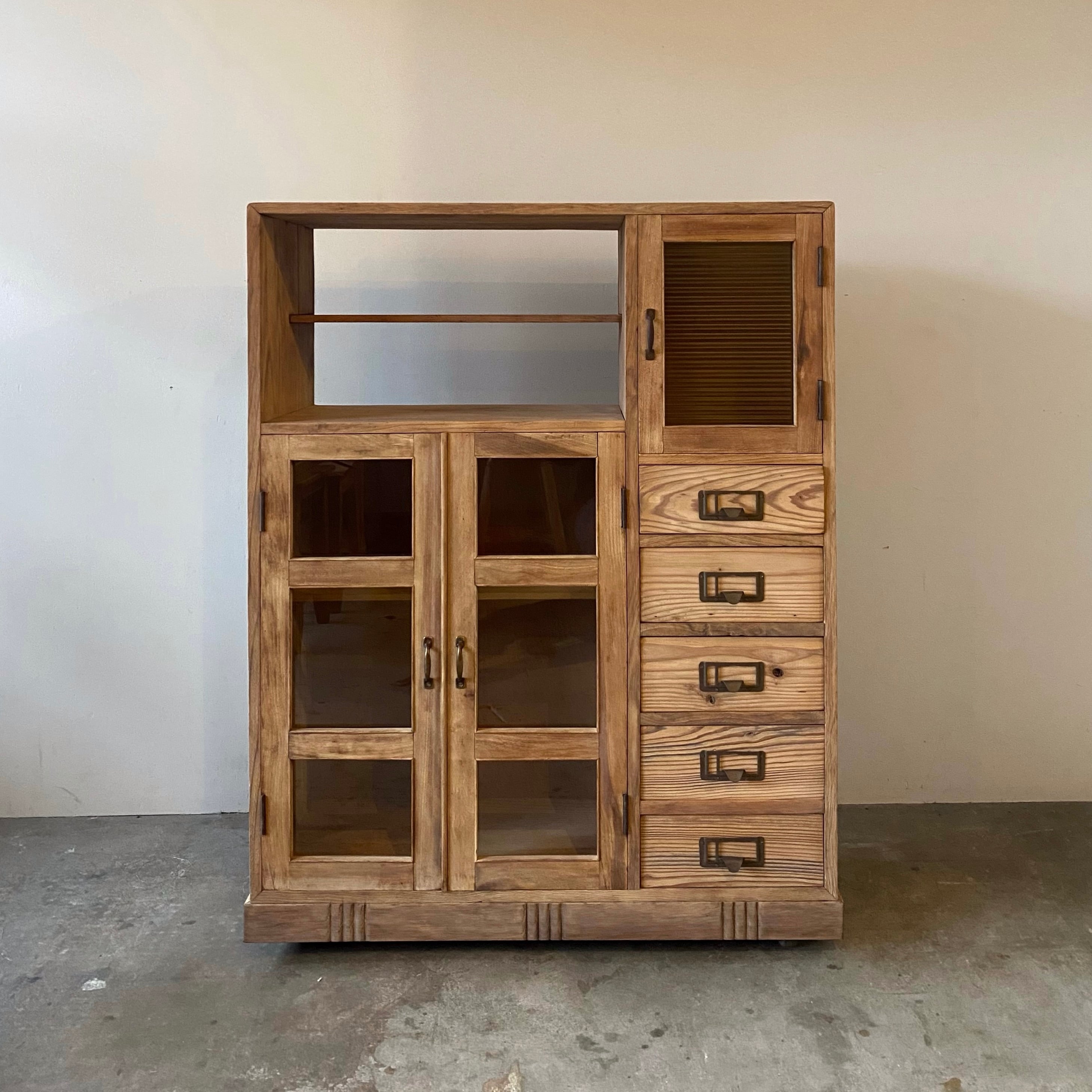 キャスター付きのキャビネット　1033