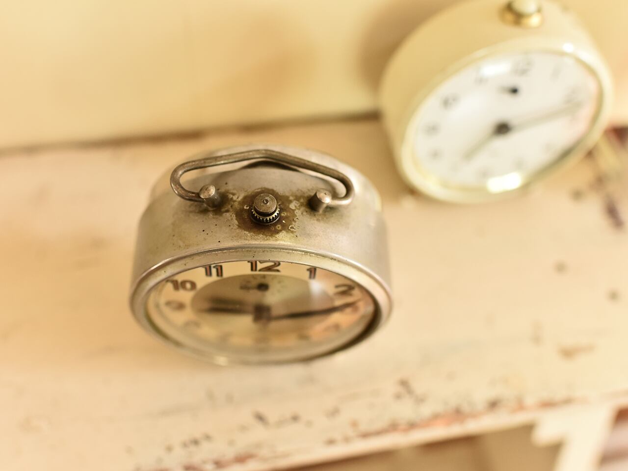 真鍮色がシックで雰囲気のあるJAZ 置き時計(実働)フレンチブロカント