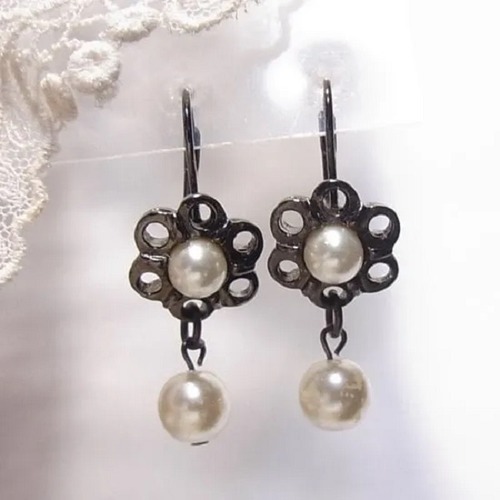 パール風ビーズが下がる黒メタルピアス  アクセサリーのセール通販  11536P