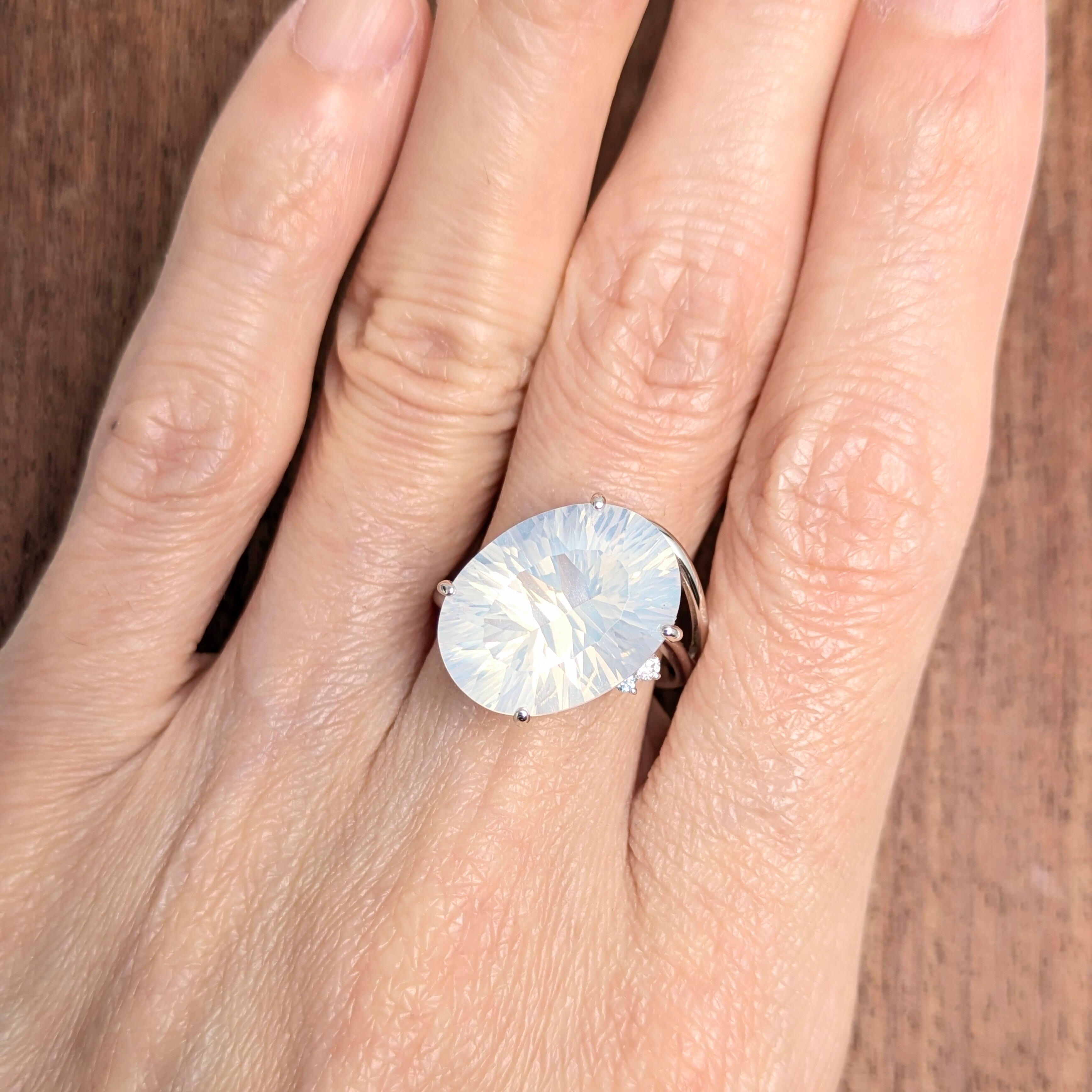 K18WGミルキークォーツリング 8.28ct、D 0.04ct【PRO208938