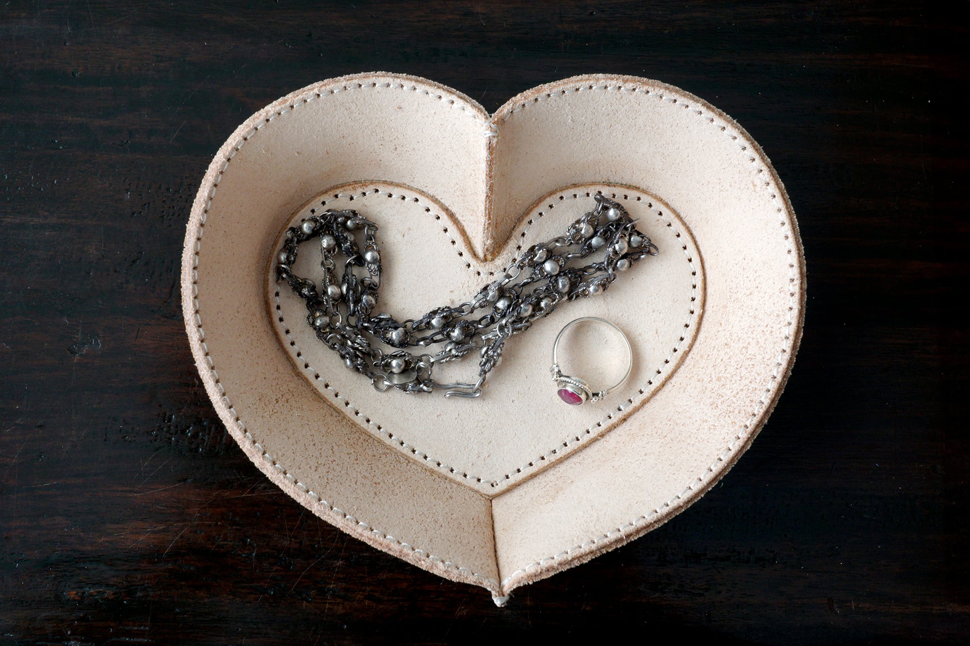 床革ポッタリー・ハートトレイ／小物入れ、アクセサリートレイ