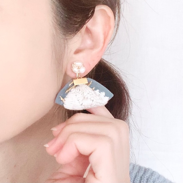 ラスト1点！パールのお花+刺繍リボンタッセル（ブルー）ピアス