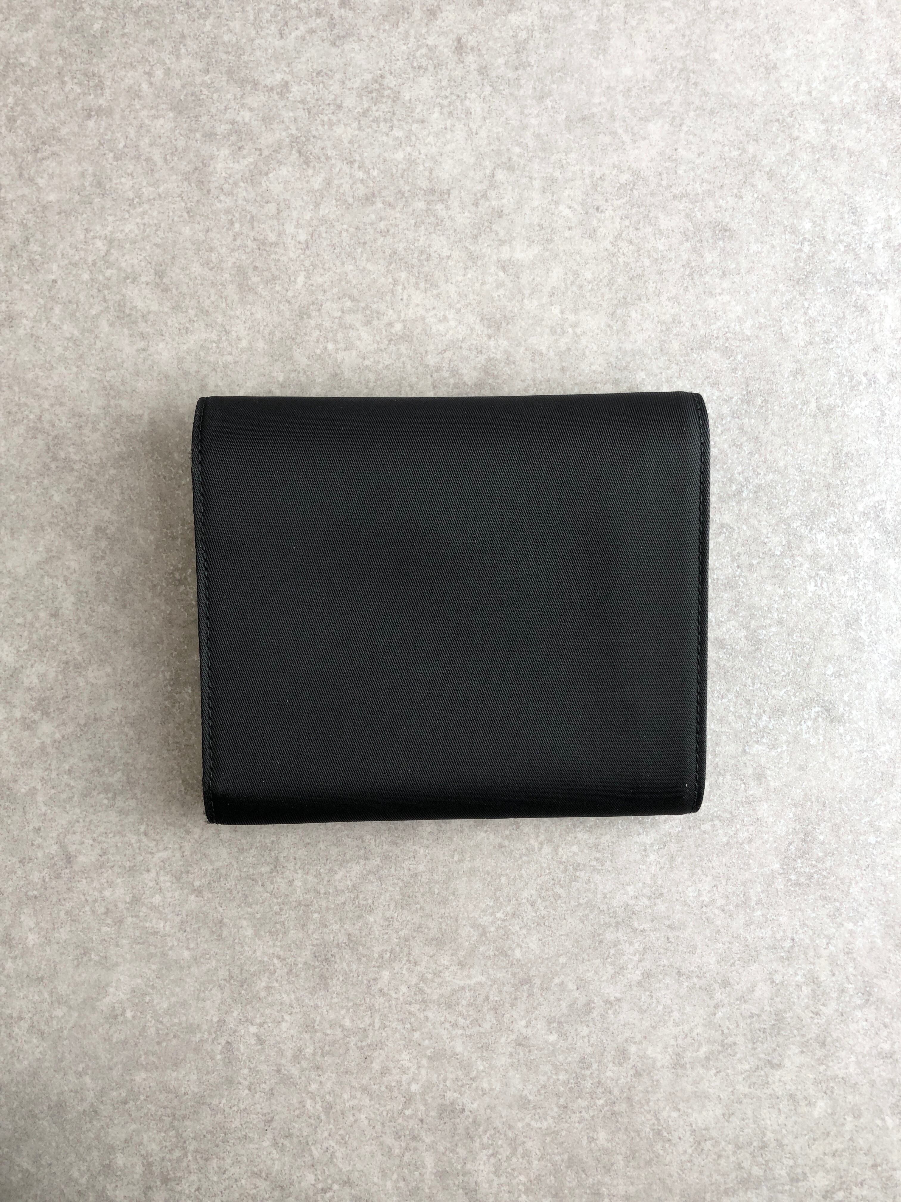 プラダ　折り財布　コンパクトウォレット　ブラック　トライアングルロゴ 楽天市場】【新品】 プラダ 二つ折り財布 サフィアーノ タブ レザー
