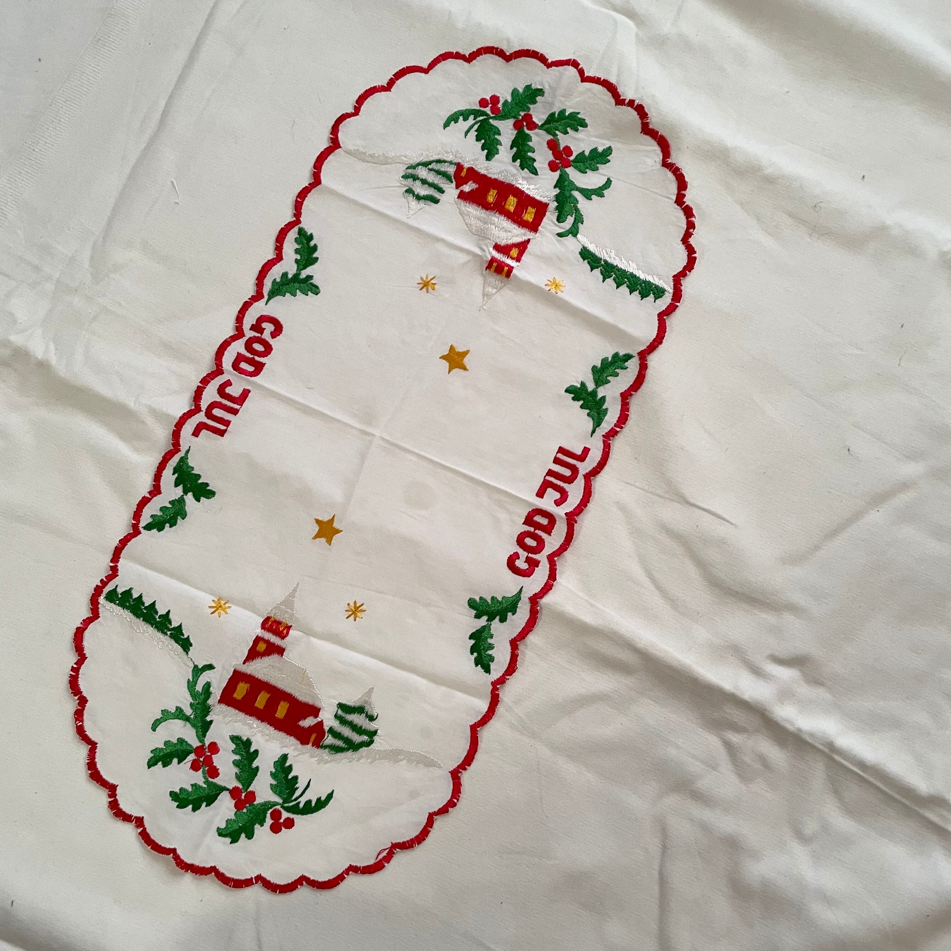 クリスマスな家の刺繍のテーブルランナー