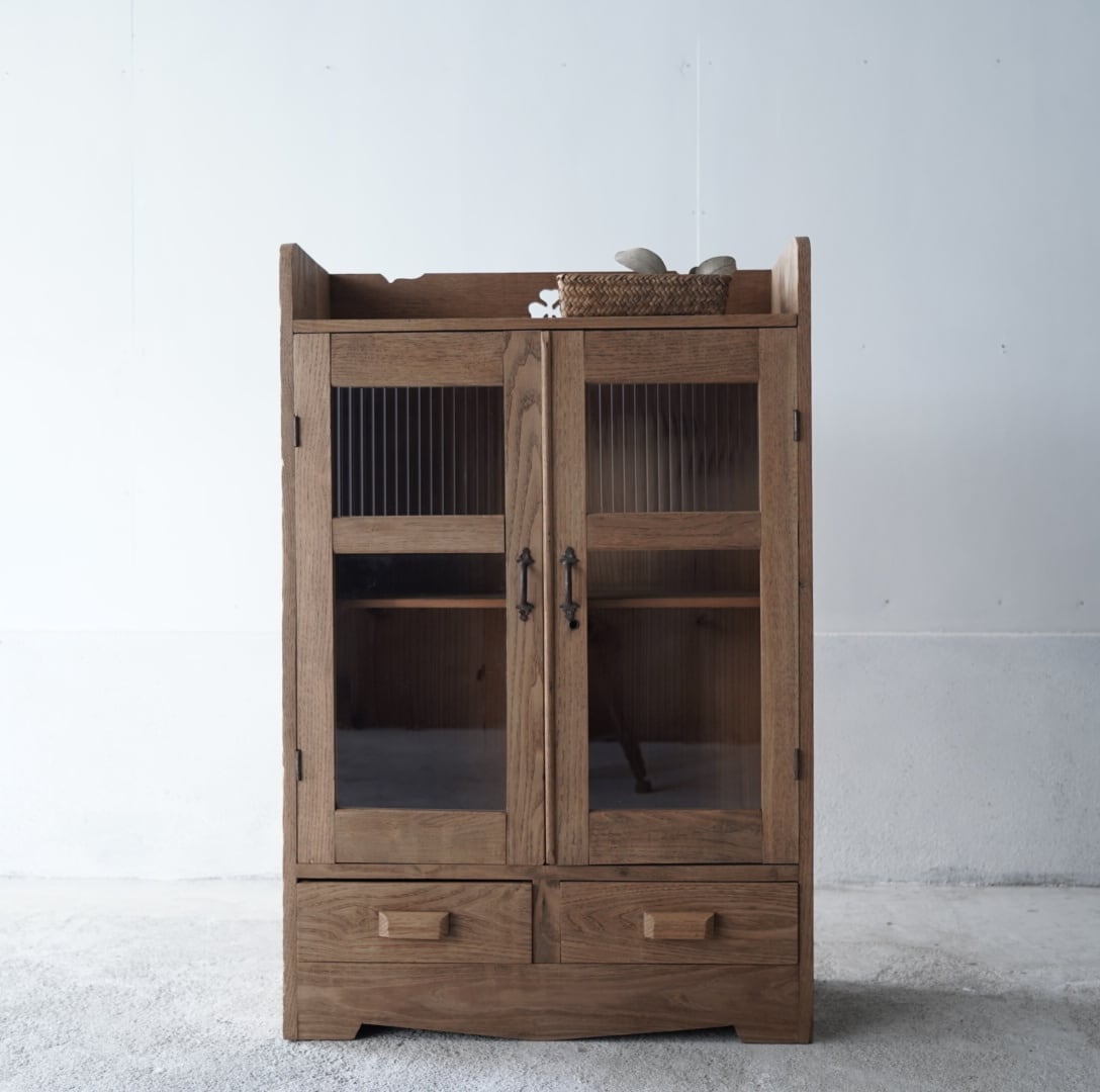 古い開き戸のキャビネット