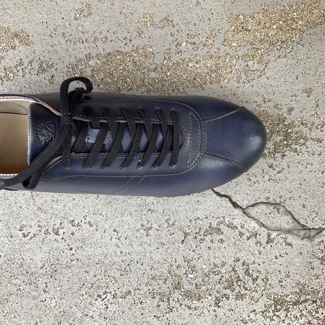 毎日使える定番ブラック/シンプルで合わせやすいレザースニーカー