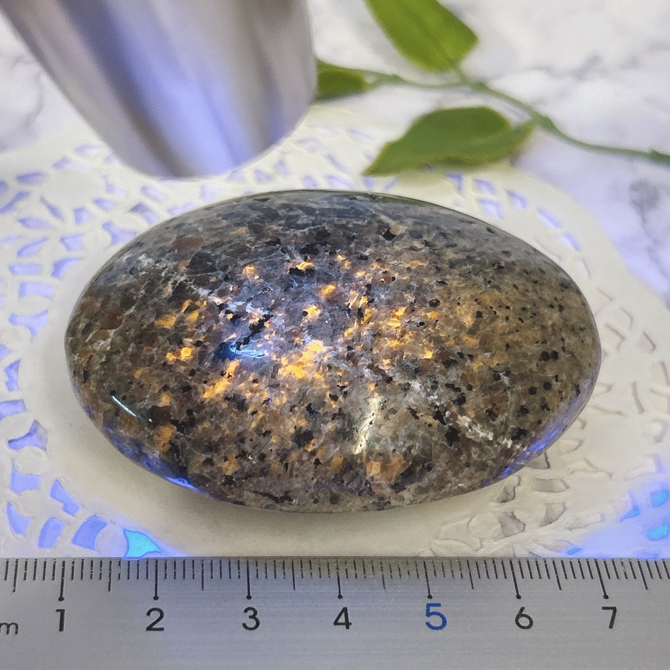 ⭐ユーパーライト（蛍光性方ソーダ石含有閃長岩） | クリスタル