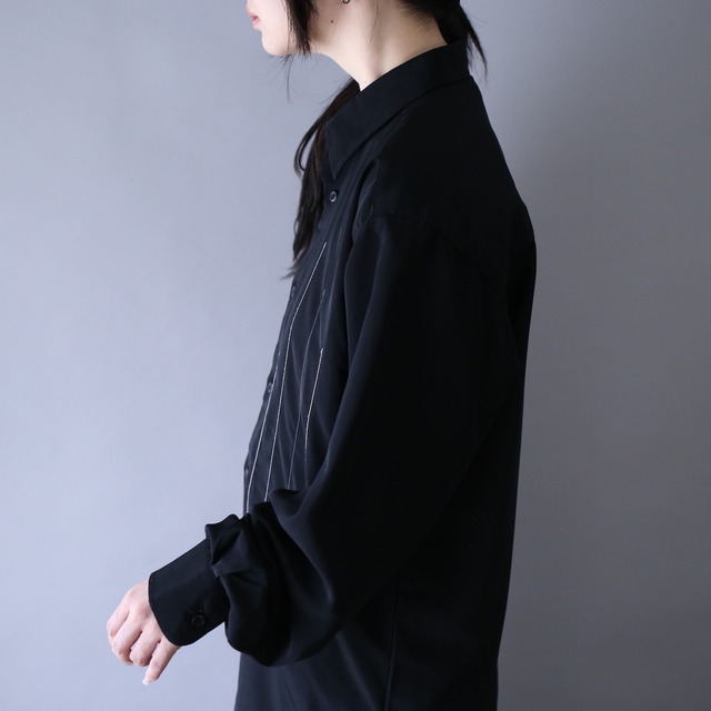 "white×blue" stitch line design over silhouette shirt