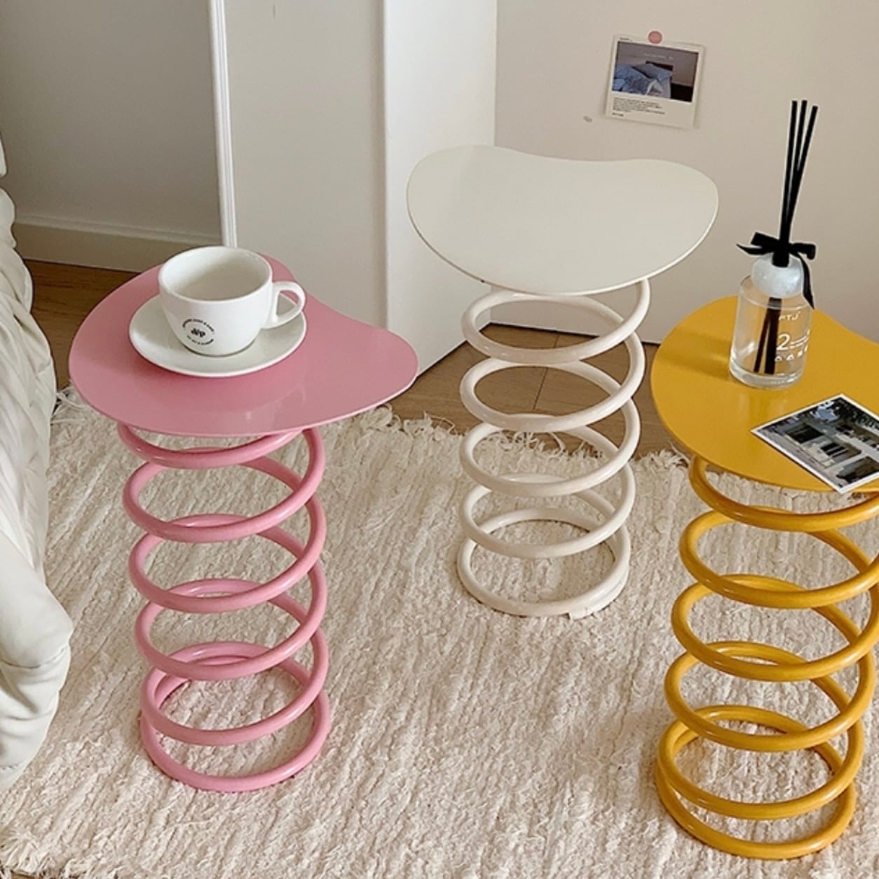 ※未開封 バターイエロー色円形サイドテーブル 韓国インテリア Amazon｜[dhiuebc] サイドテーブル 丸型 イエロー 40*40*50cm