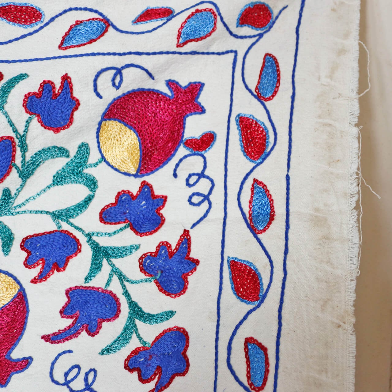 1点もの】スザニ刺繍 タペストリー イエロー ブルー レッド 系 ザクロ