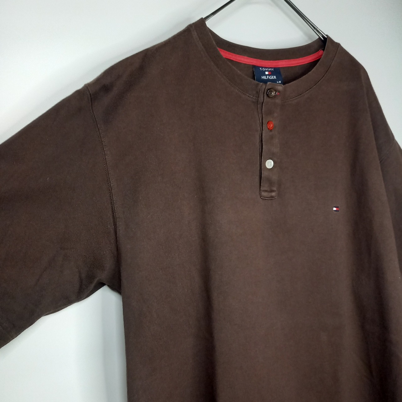 トミーヒルフィガー　ヘンリーネック　Tシャツ　刺繍ロゴ　無地　茶色　L/G