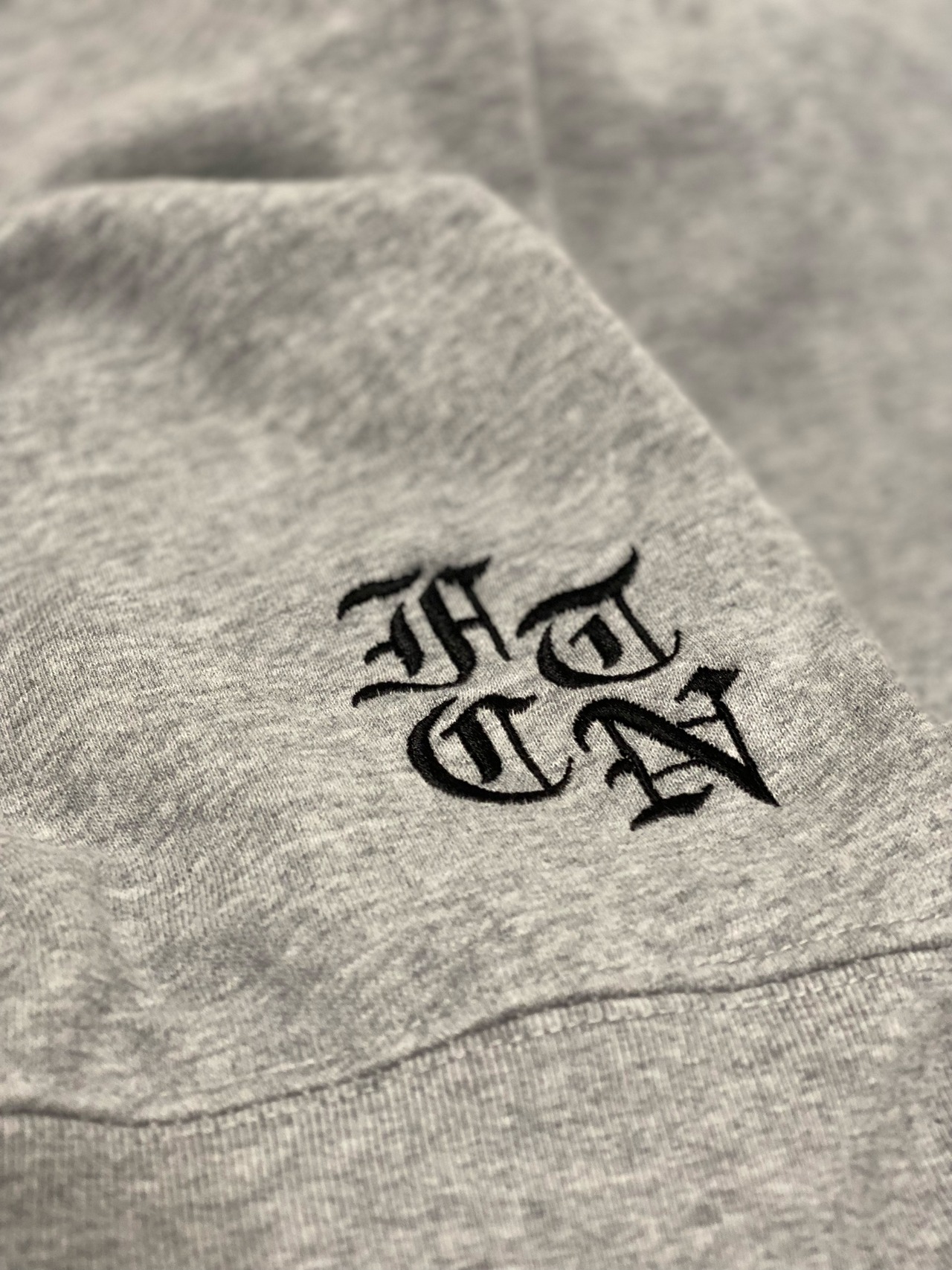 ブラックレター刺繍デザインパーカー 10.0onz 厚手 秋冬 プルオーバータイプ S~2XLサイズ - 11