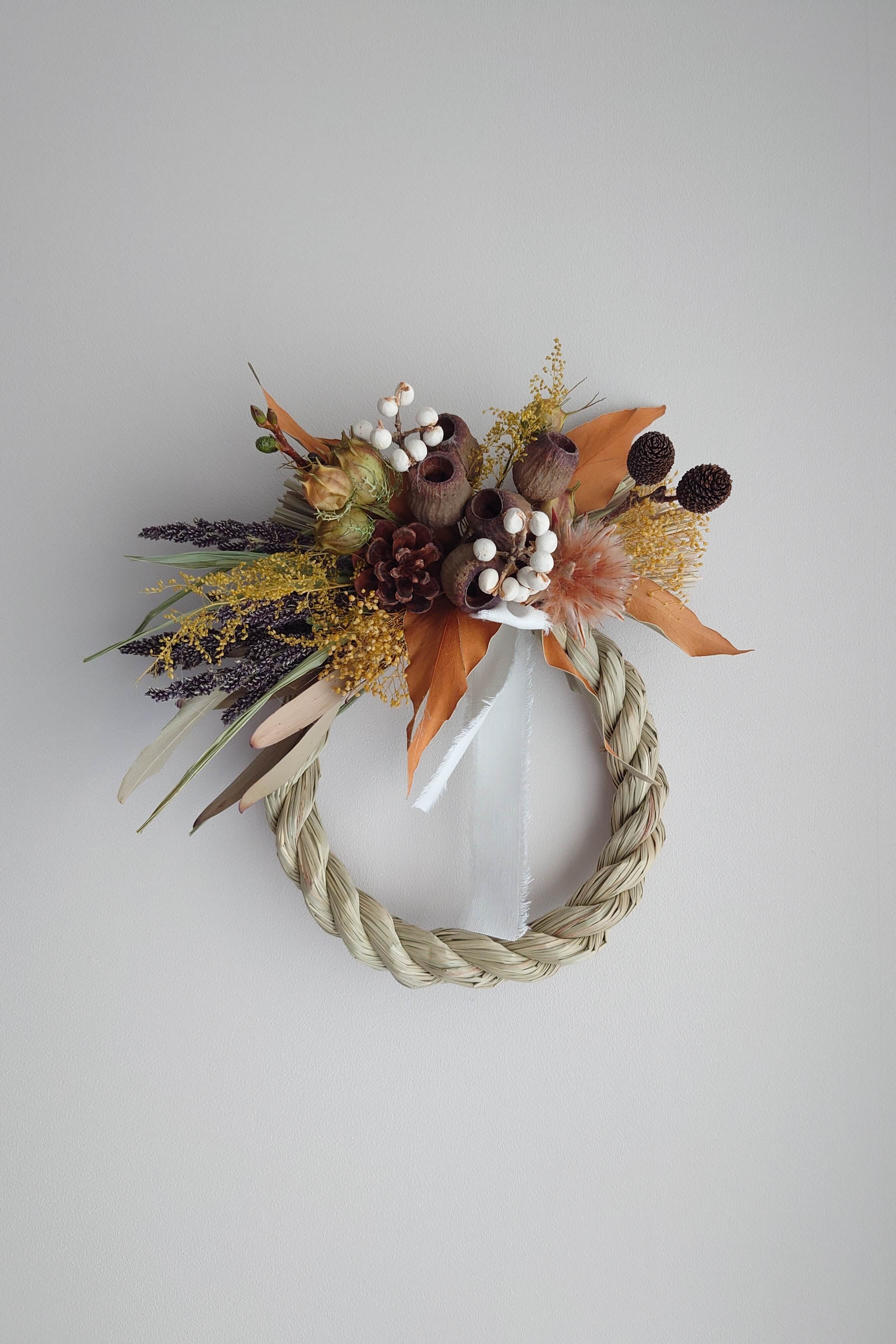 ニュアンスボタニカルのしめ飾りー木の実と穂の彩り