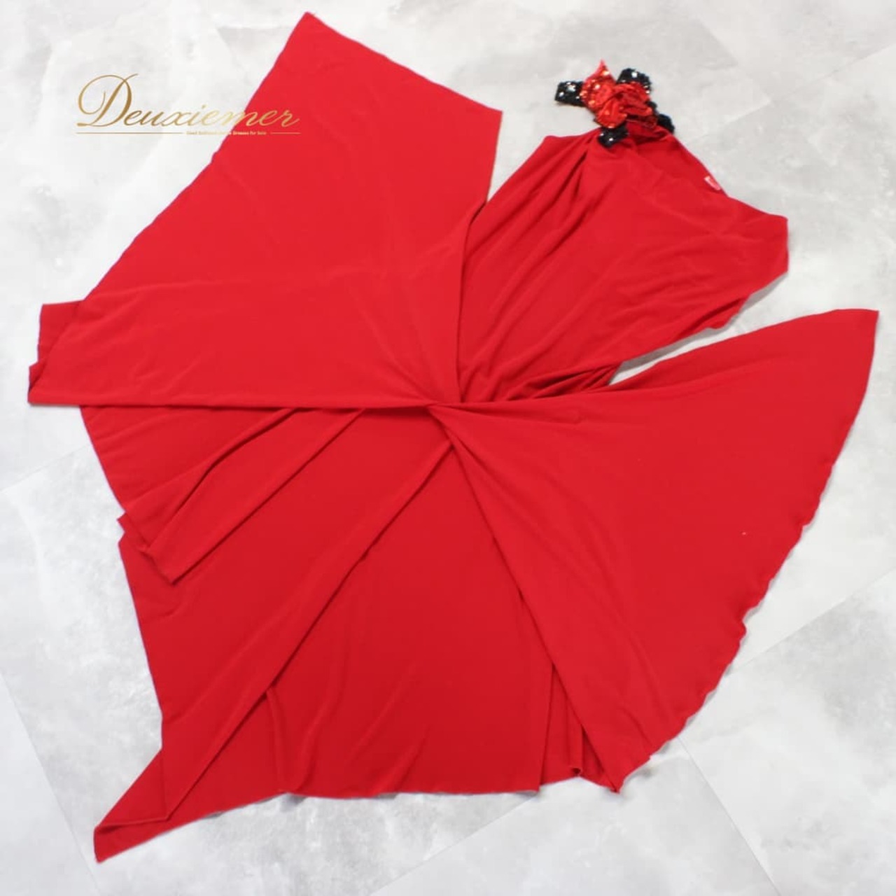 社交ダンス 衣装 ドレス ワンピース ラテン ブラック系 レッド系 赤 黒 バイカラー 派手 ステージ衣装 パーティ衣装 カラオケ ノースリーブ ノースリーブドレス ラテンドレス フレアワンピース マキシワンピース 赤ドレス 黒ドレス バイカラードレス ダンス衣装 コサージュ フラワー アシンメトリー風 裾長め フレアスカート 切替デザイン ツートン フィット感 伸縮素材 女性用 演技 発表会 舞台 競技用 カラオケ衣装 ダンスワンピース フィッシュテール風