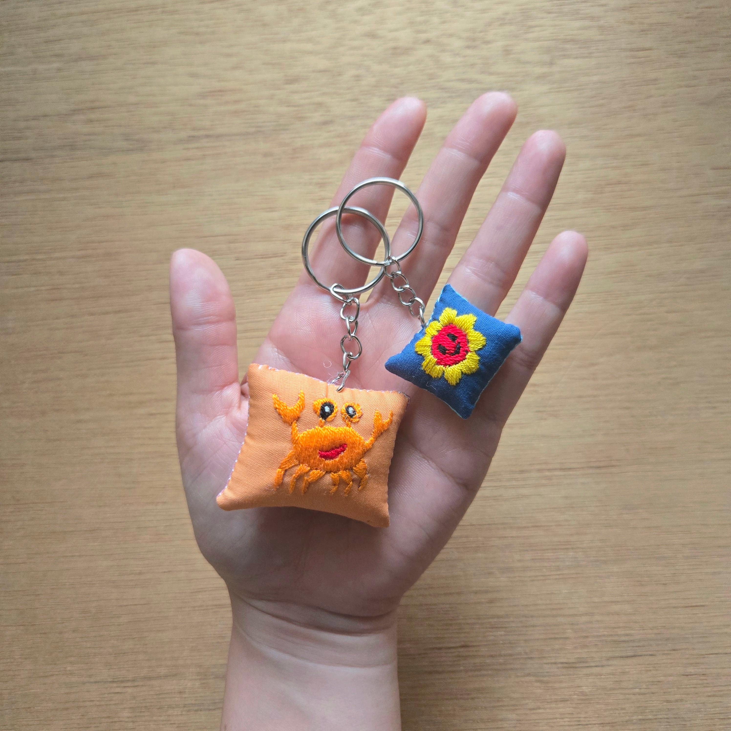 ラオス ゆる手刺繍キーホルダー | gururi
