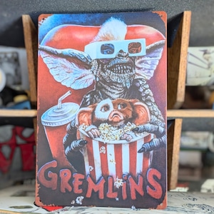 送料無料!ちょうどいいブリキ看板【 Gremlins ( グレムリン )】ギズモ / ストライプ / ポップコーン METAL SIGN / メタルサイン / ブリキ看板 / サインボード / ビンテージ加工 〚アメリカン雑貨 アメトイ〛