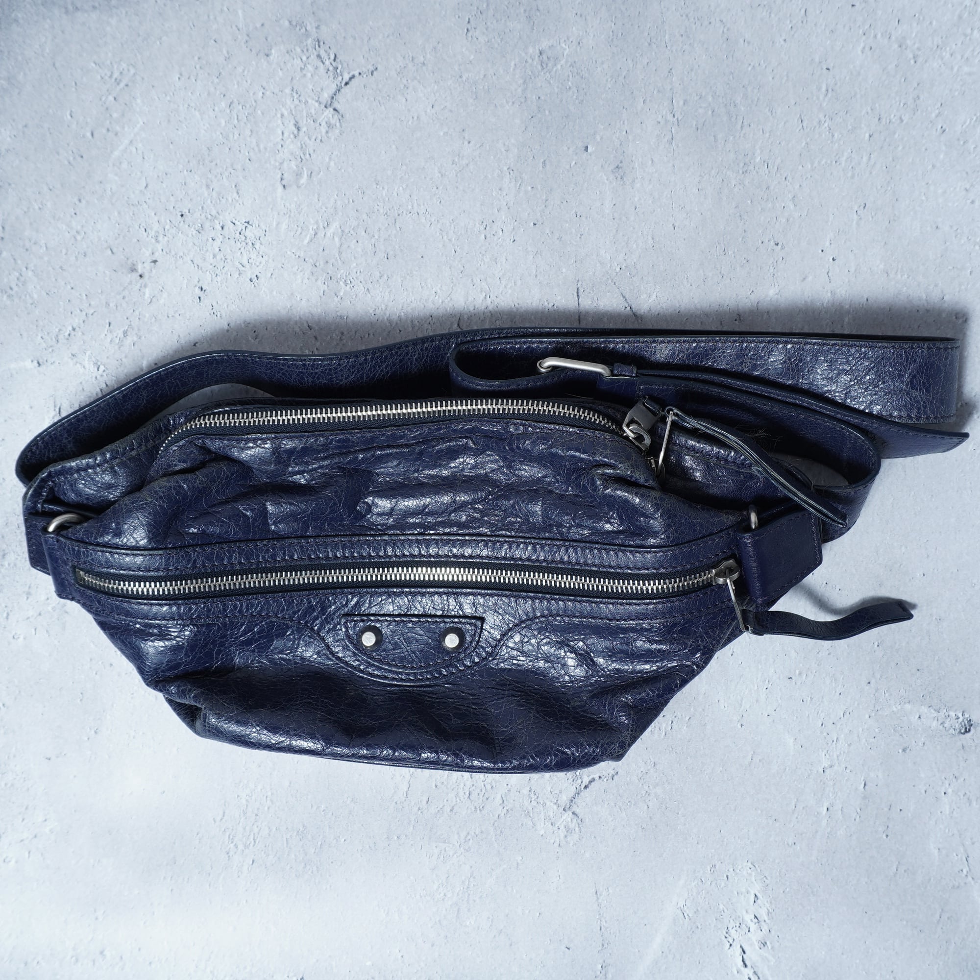 BALENCIAGA】バレンシアガ ネオリフトレザーボディバッグ navy | MIXHIVE