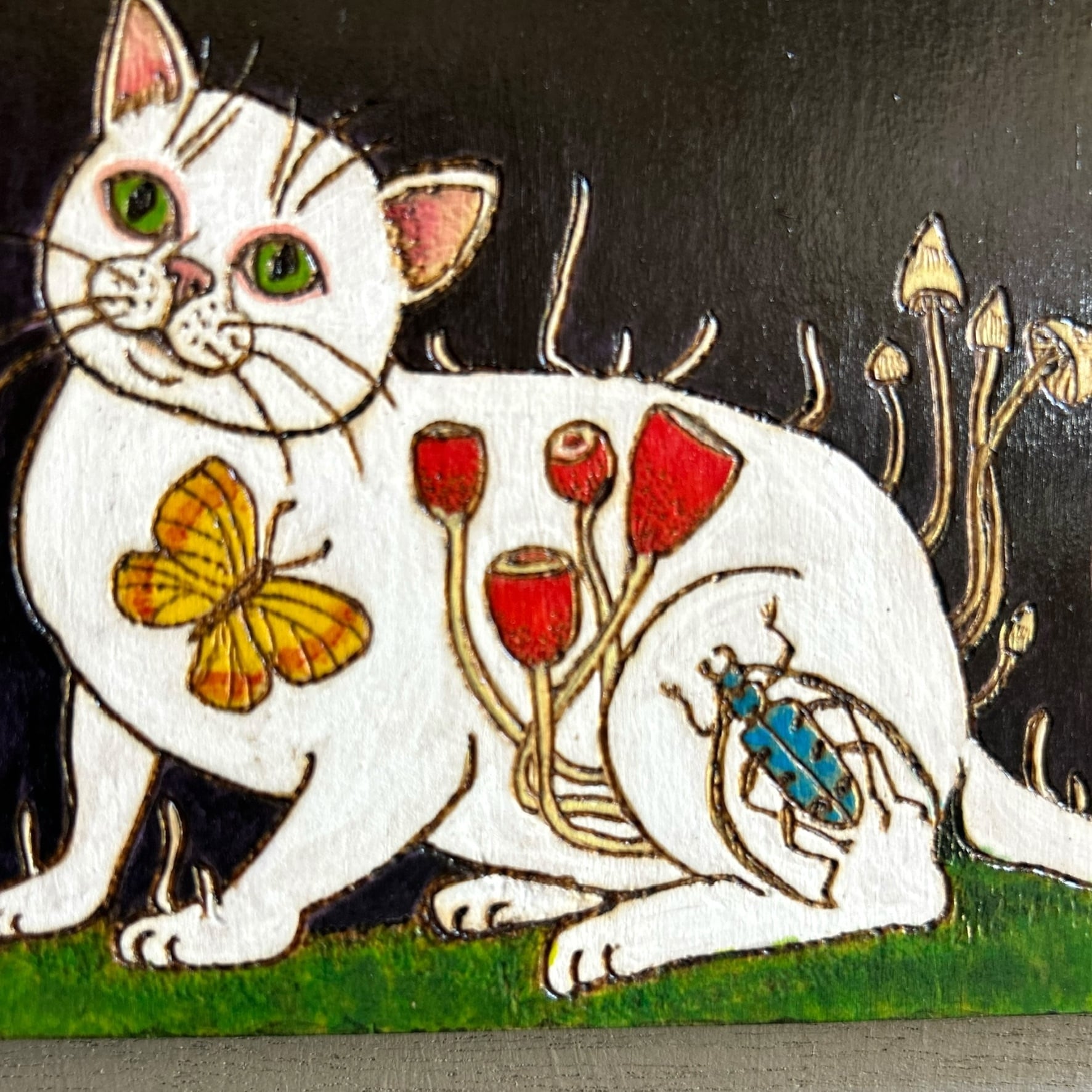 ウッドバーニング 壁飾り 白猫からキノコ | Atelier Citron